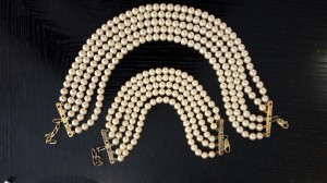 Collana e bracciale con cinque fili di perle in vetro e chiusura in argento    